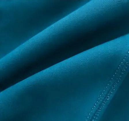 Close do tecido azul petróleo com costura de acabamento